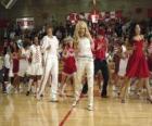 Габриэлла Монтес (Vanessa Hudgens) Троя Болтона (Зак Эфрон), Райан Эванс (Lucas Grabeel), Sharpay Эванс (Ashley Tisdale) танцуют и поют